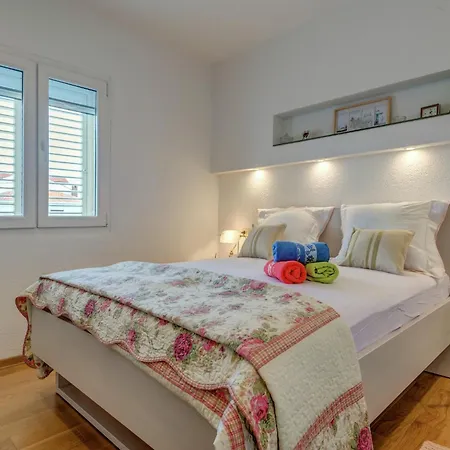 In Arbanija With Sea Views, Cleaning Included * Τρογκίρ