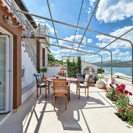 In Arbanija With Sea Views, Cleaning Included Σπίτι διακοπών