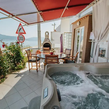 In Arbanija With Sea Views, Cleaning Included * Τρογκίρ